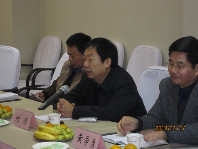 校黨委書記劉濤匯報我校社區(qū)教育工作