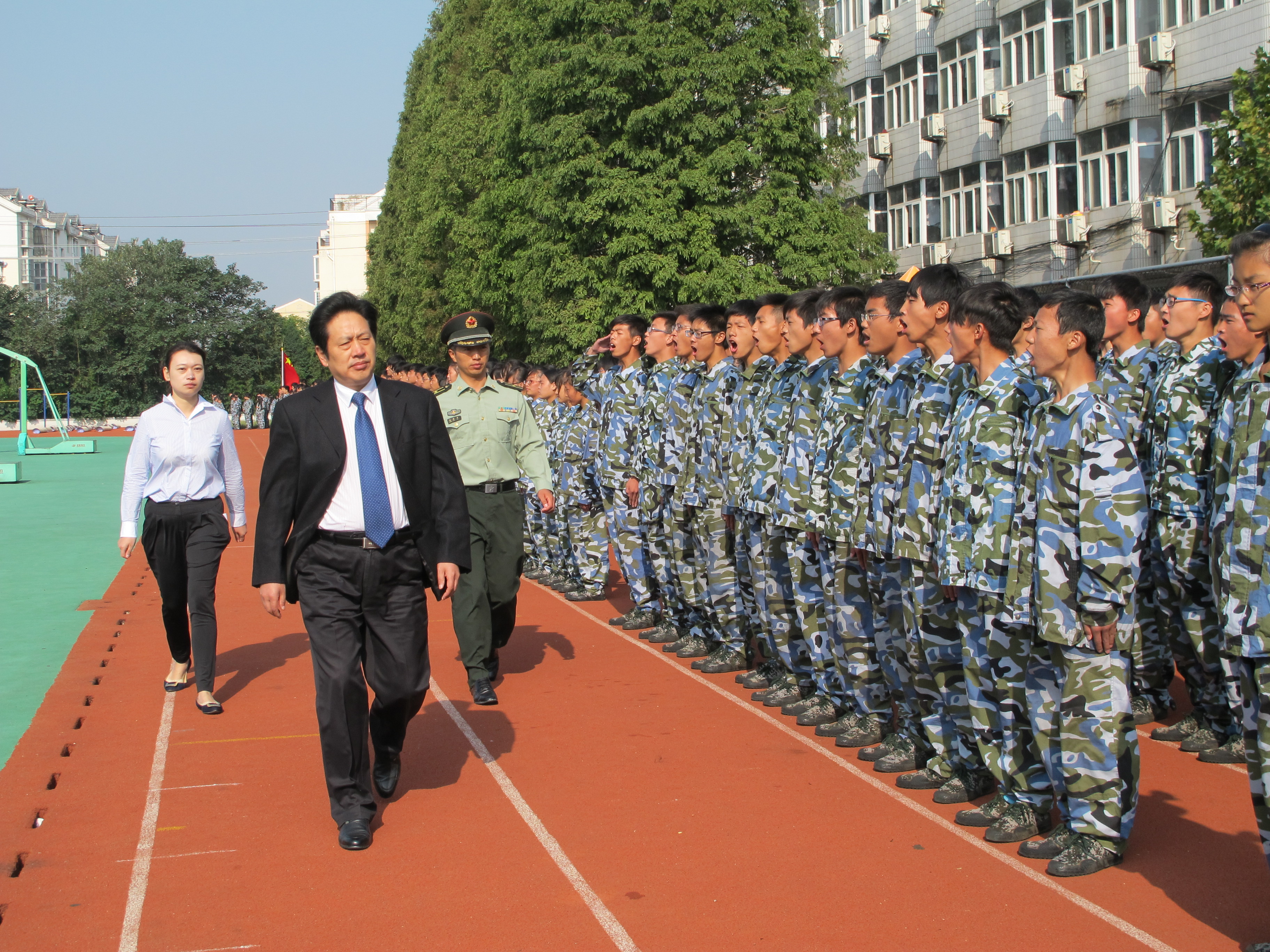 杜吉林書記檢閱受訓(xùn)方隊